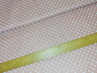 Bílá srdíčka na starorůžové