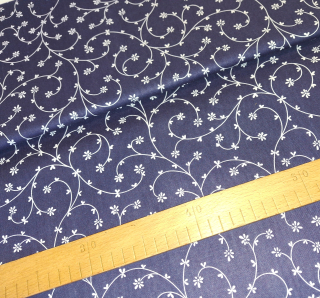 Větvičky s kvítky na tmavě modré