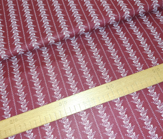 Bílý vzoreček do pruhu na vínové