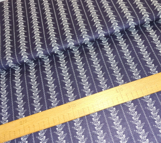 Bílý vzoreček do pruhu na temně modré