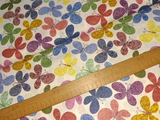 Barevní motýlci na bílé