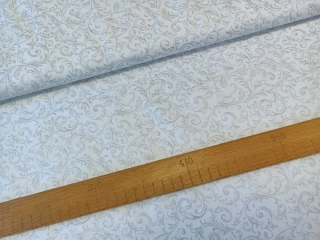 Stříbrné ornamenty na bílé